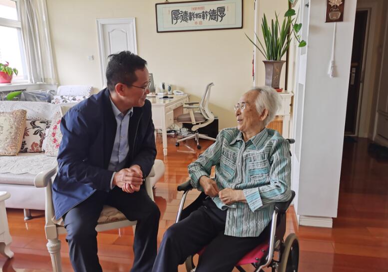 侯景滨专程到天津看望中国工程院院士邹竞